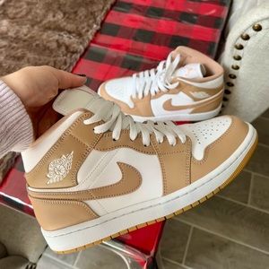 (Discontinued!!) Nike Jordan 1 Mid Tan Gum (white mid sole)